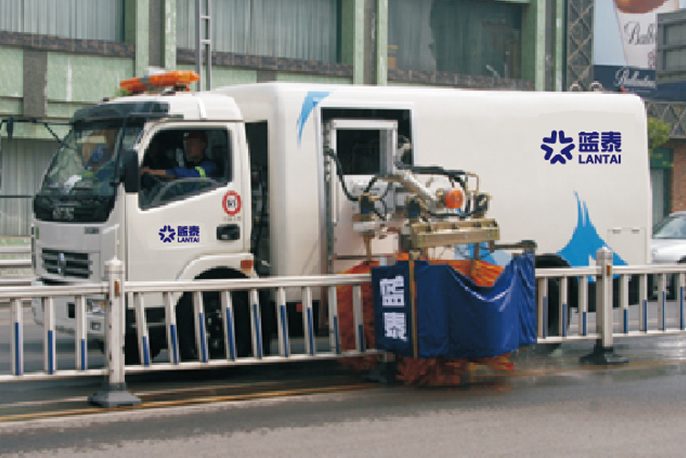 第一辆市内护栏清洗车